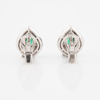 Earrings in 18K white gold with onyx, drop-shaped emeralds, and brilliant-cut diamonds.