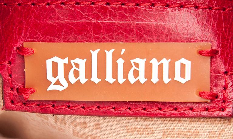 LAUKKU, John Galliano.