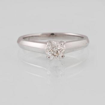 RING, 18K vitguld med briljantslipad diamant ca 0.70 ct. Vikt 3,8 gram.