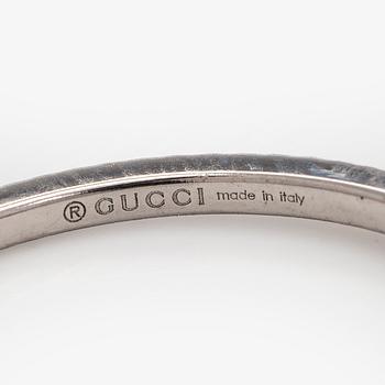 Gucci, sormus, "GG Running Charm", 18K valkokultaa ja timantteja.