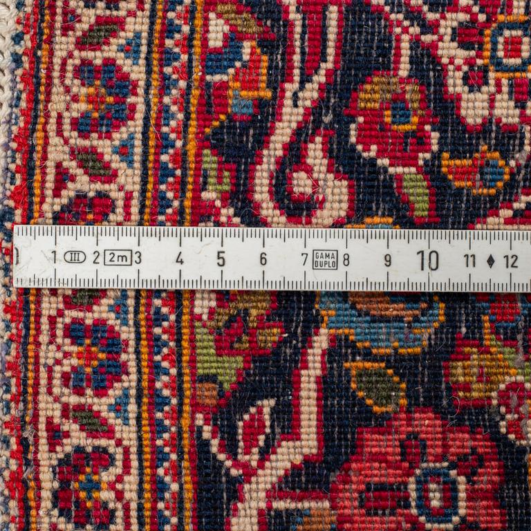 A RUG, semi-antique Kashan, ca 207 x 142 cm.