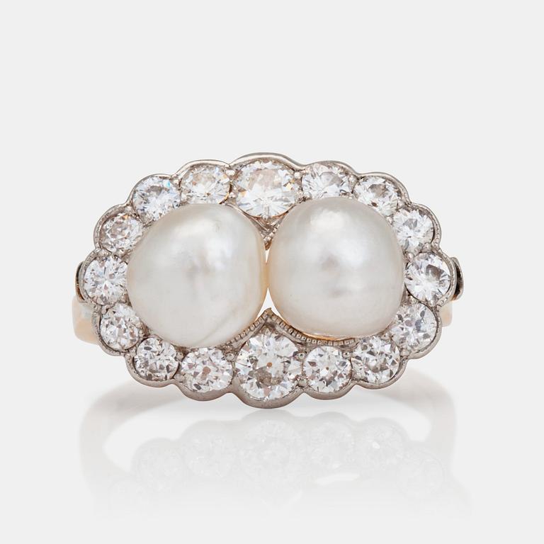 RING med två troligen äkta saltvattenspärlor, ca Ø 7mm, samt gammalslipade diamanter totalt ca 1.10ct.