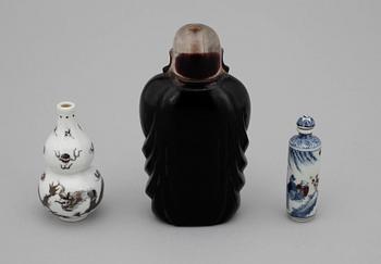 SNUSFLASKOR samt MINIATYRVAS, glas och porslin, Kina, 1900-tal.