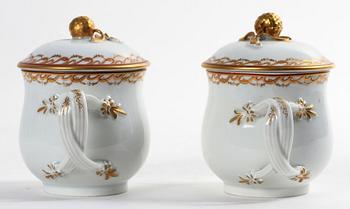 CREMEKOPPAR ett par, porslin, Kina 1800-tal.