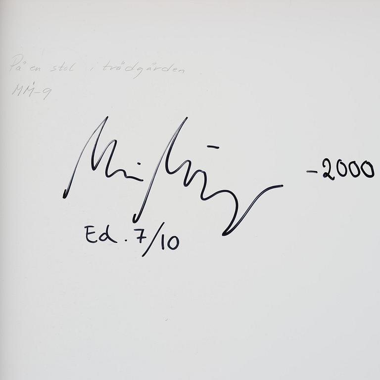 Maria Miesenberger, "Utan titel (På en stol i trädgården)",, 2000.