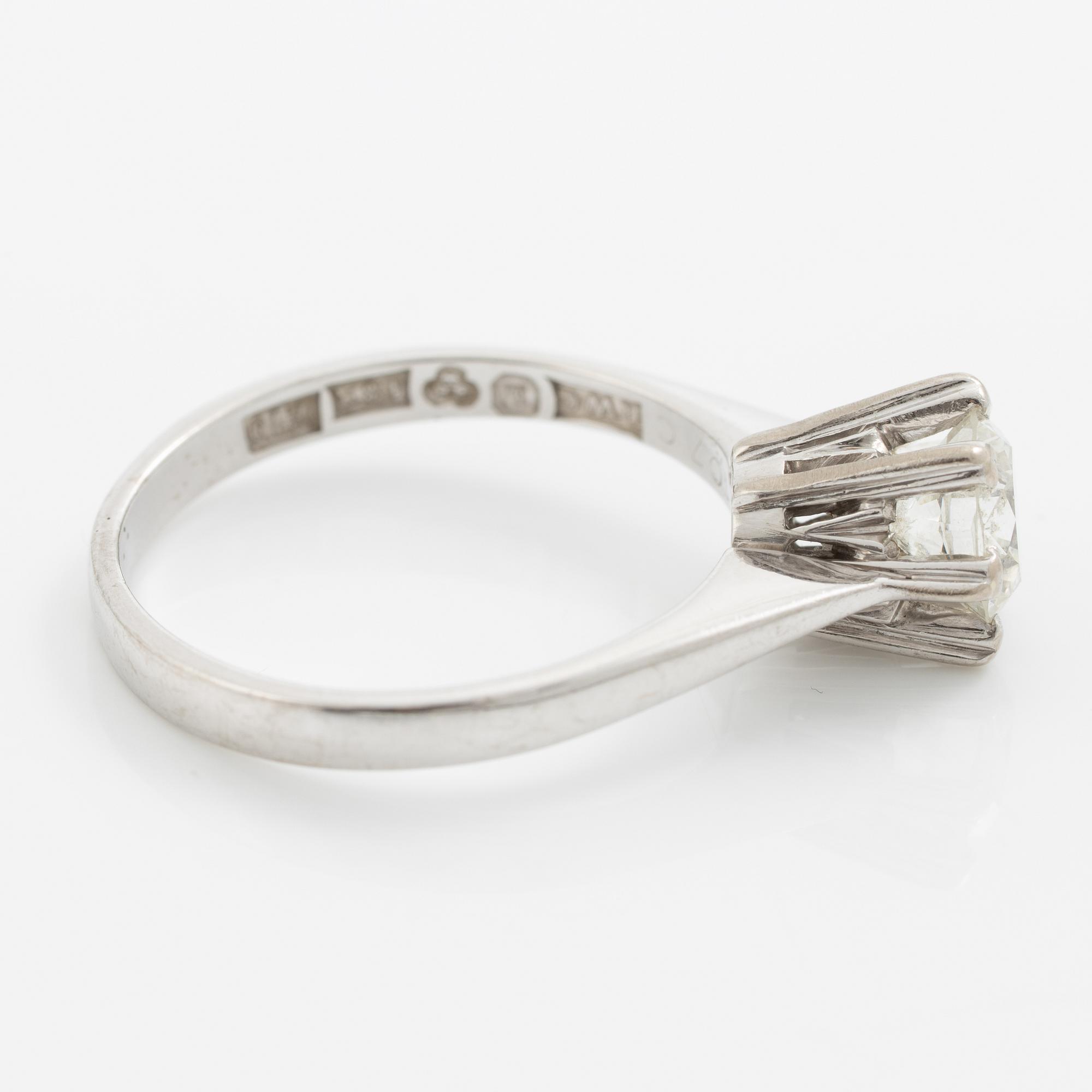 Ring in 18K white gold set with a brilliant-cut diamond weighing 1.07 ct.