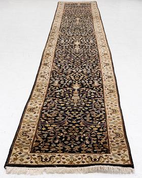 Gallerimatta, orientalisk, ca 517 x 76 cm.