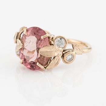 Ring med rosa turmalin och briljantslipade diamanter.