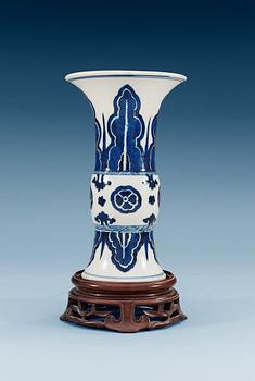 1728. A blue and white vase, Qing dynasty, Kangxi (1662-1722).