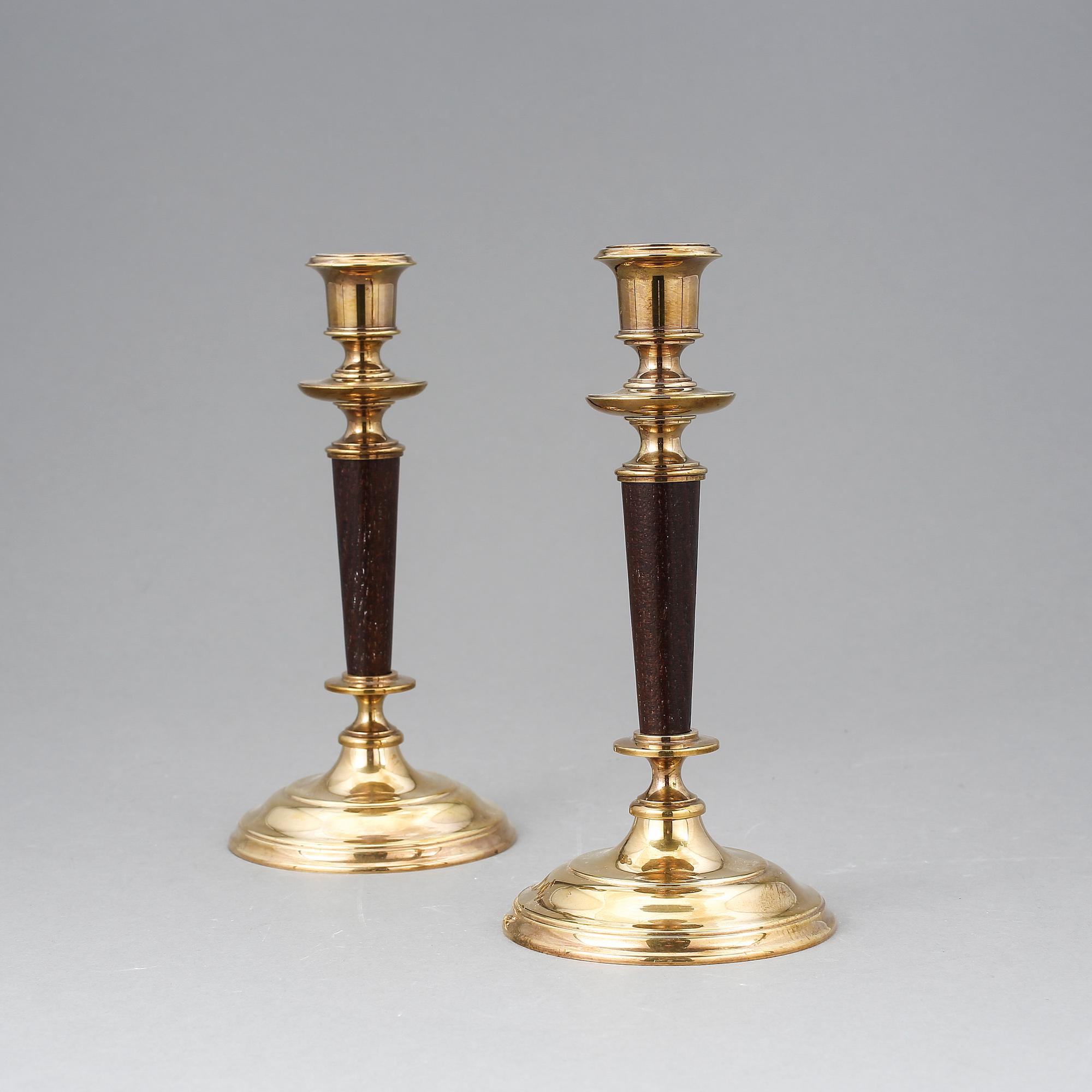 LJUSSTAKAR, ett par, mässing och trä, Skultuna mässingsbruk, 1900-talets andra hälft.