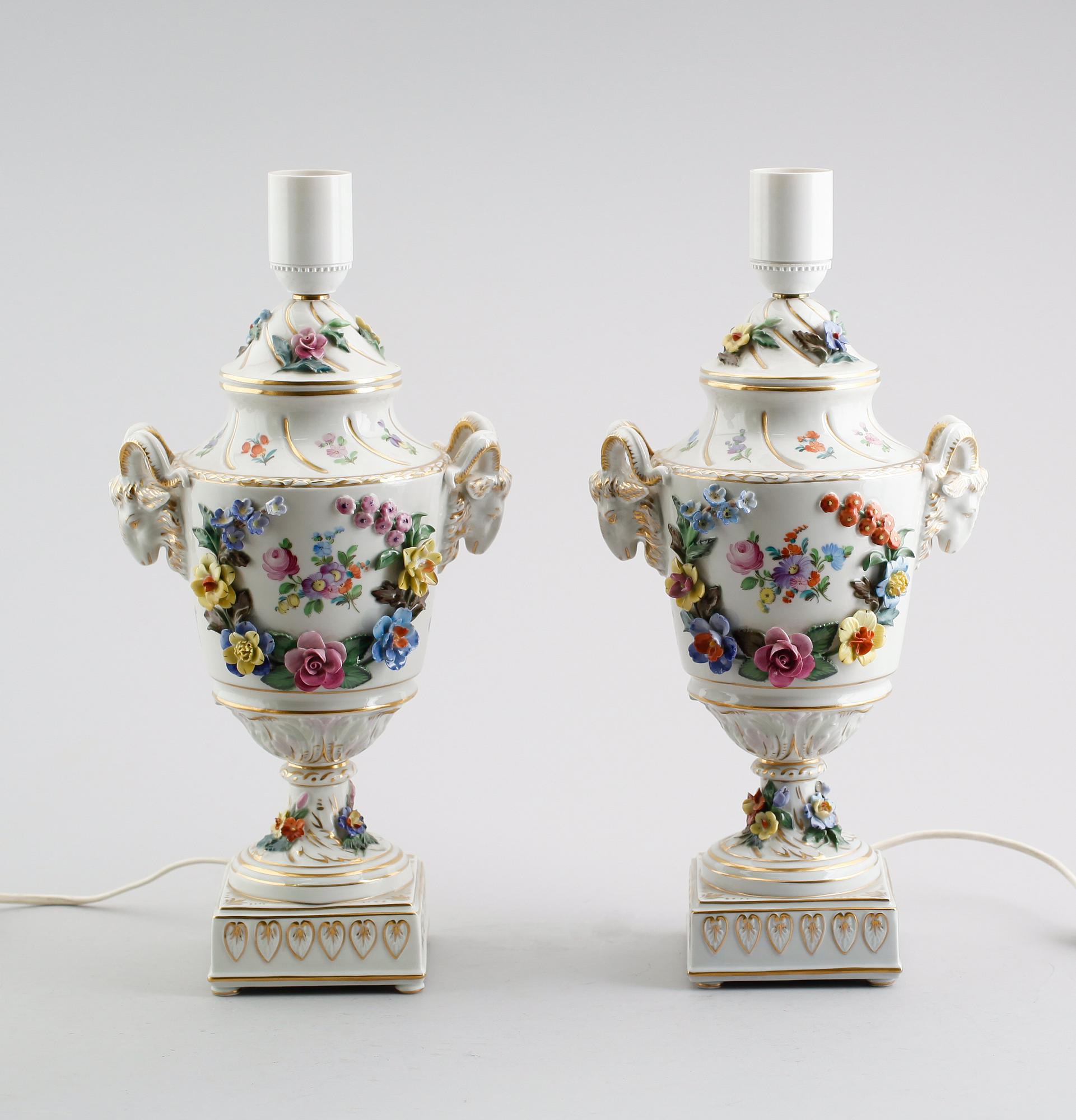 BORDSLAMPOR, 1 par, porslin, Dresden, 1900-talets mitt.