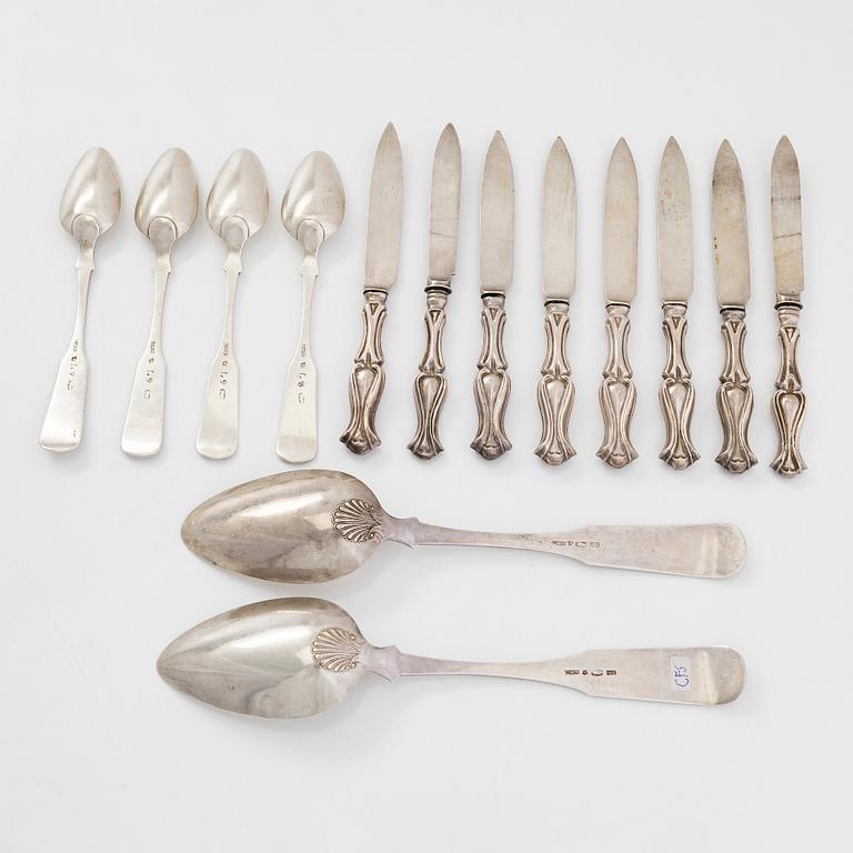 J.I. Åkersten, hedelmäveitsiä, ja G.W. Mansner, lusikoita, "Musla", yht. 14 kpl, hopeaa, Pori 1844-1891.