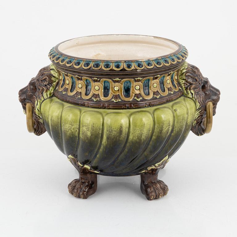 A majolica flower pot, late 19th century.