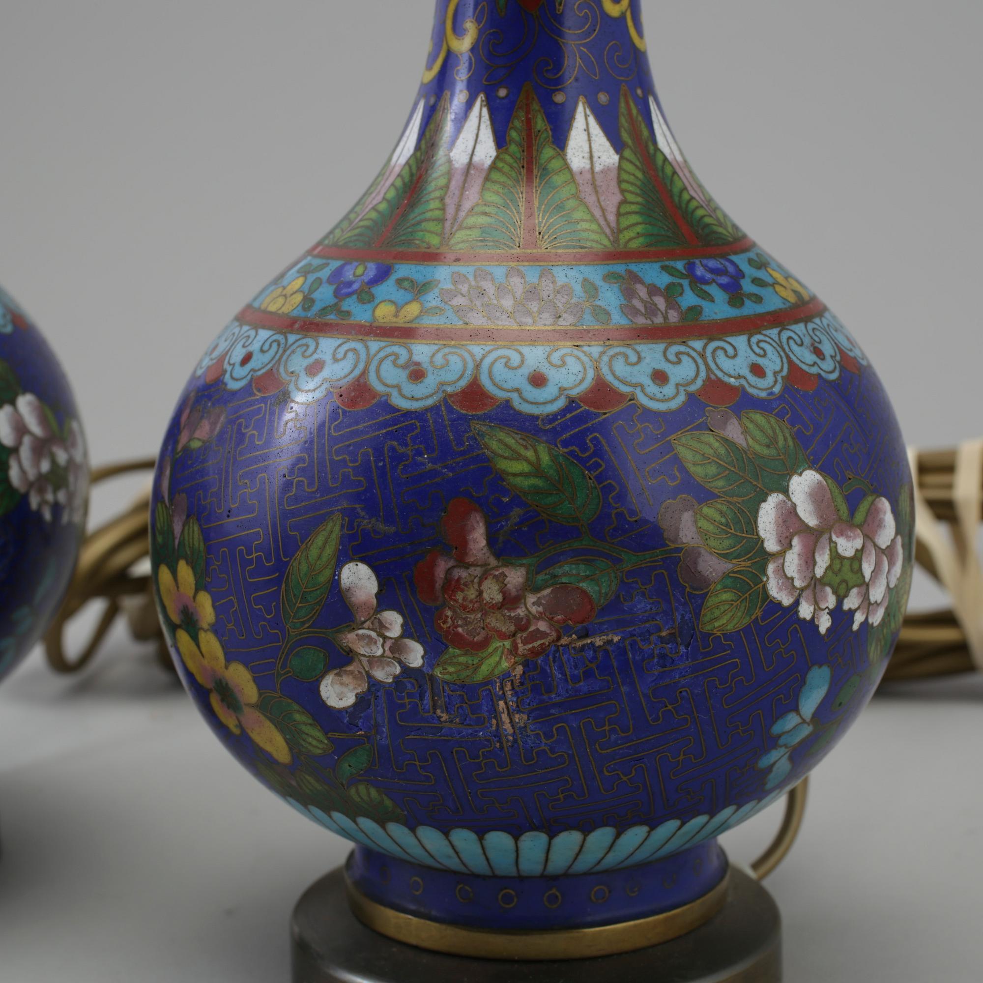 BORDSLAMPOR, två stycken, Kina, cloisonne-emalj. 1900-tal.