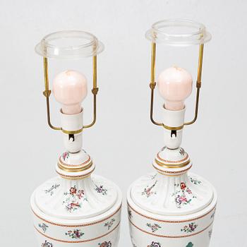 Bordslampor, ett par, Porcelaine de Paris, Frankrike, 1900-talets andra hälft.