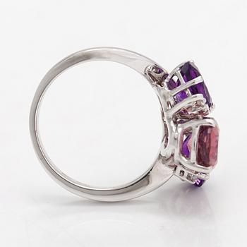 An 18K white gold ring with diamonds ca. 0.075 ct in total. tourmalines and amethysts.