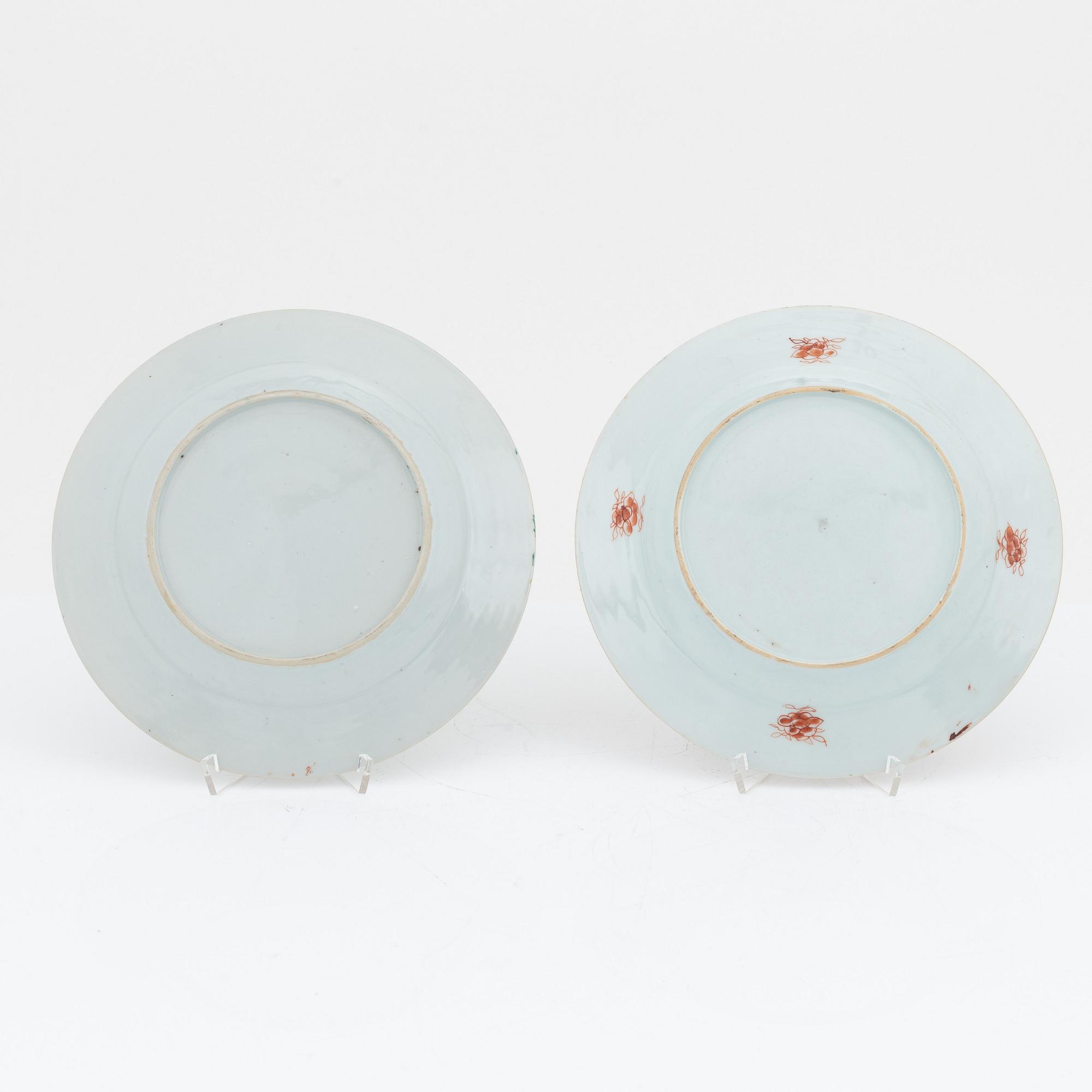Tallrikar, två stycken olika, kompaniporslin. Qingdynastin, Qianlong (1736-95).