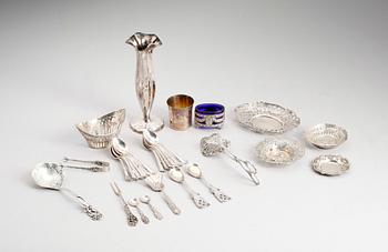 SILVERFÖREMÅL, 28 delar, 1900-tal. Total vikt ca 465 gram.