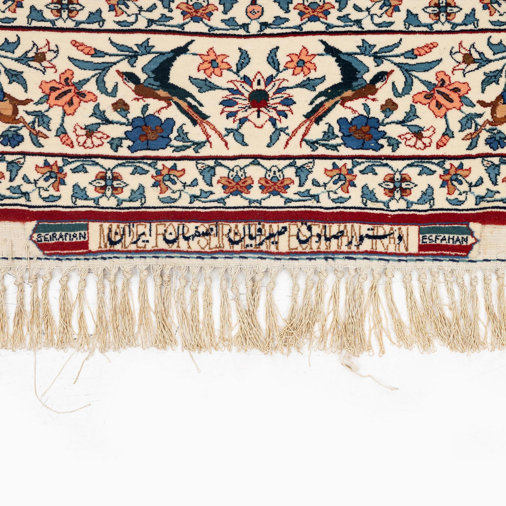 Matta, semiantik Isfahan, centrala Persien, signerad (Sadegh) Seirafian, ca 174 x 113 cm.