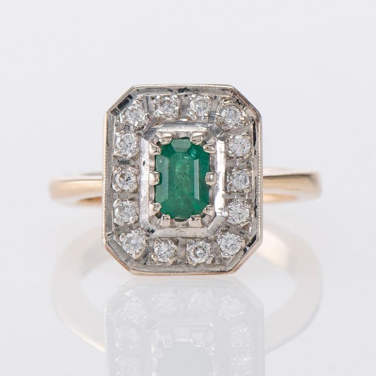 RING, 14K guld, smaragd, briljantslipade diamanter.  Helsingfors 2008. Vikt ca 5,7 g.