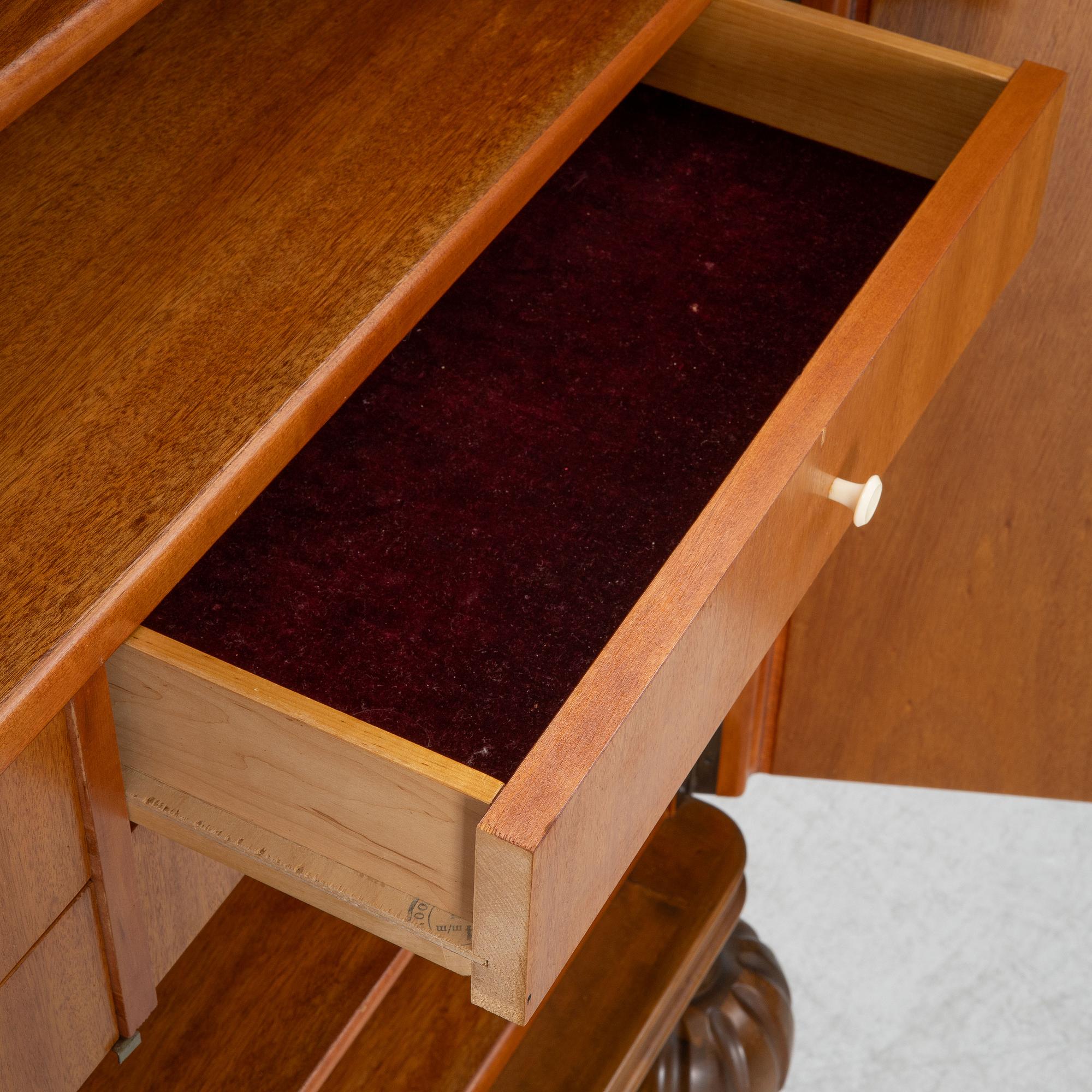 A 1940's cabinet.