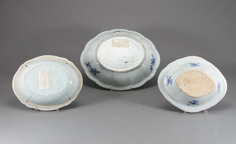 KAROTTUNDERDELAR, 2 st, samt SKÅL, porslin, Kina, omkring sekelskiftet 1800.
