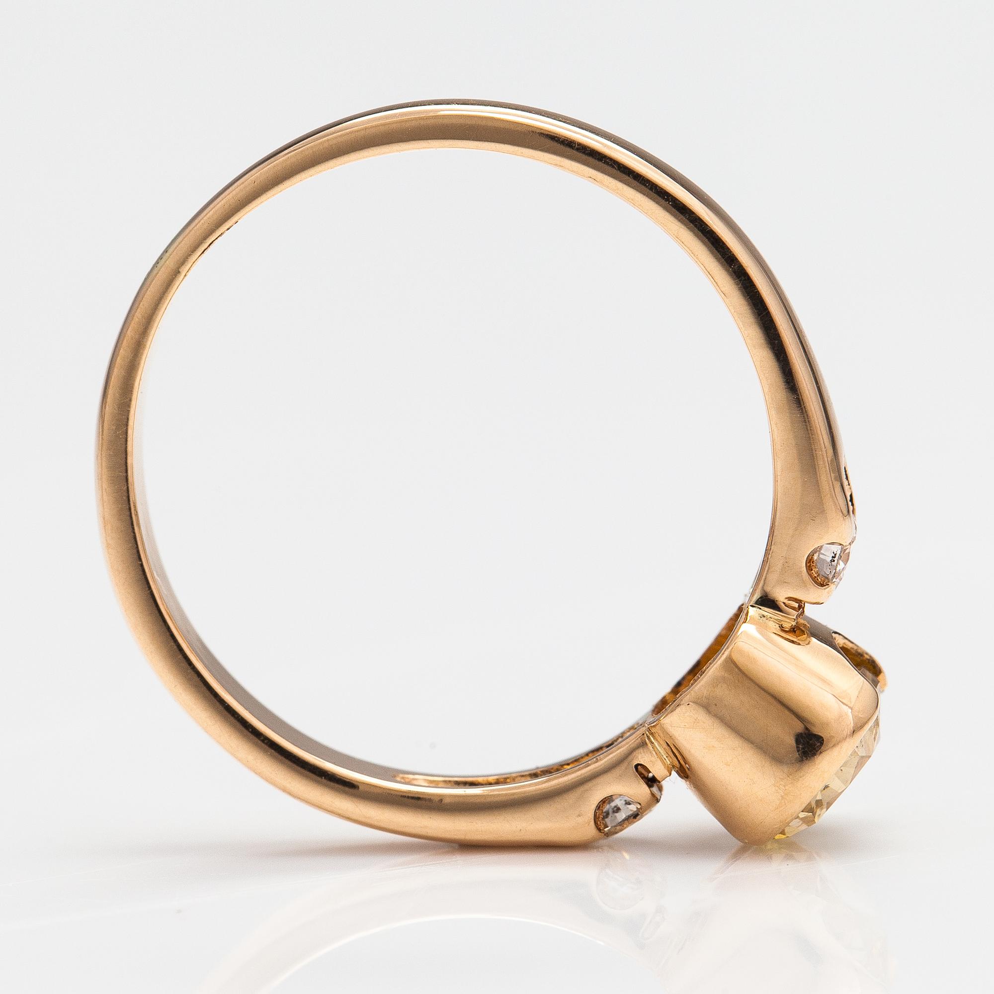 Ring, 18K guld och diamanter ca 1.01 ct tot. AIG-certifikat.