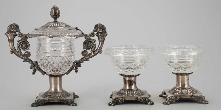 SENAPSSKÅL SAMT ett par SALTKAR, silver, glas, senempire, troligen Frankrike, 1800-talets första hälft.