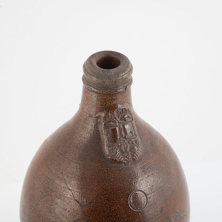 Bartmanskrus, saltglaserad keramik, 1600/1700-tal.