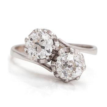 Ring, syskonring, 18K vitguld med två gammalslipade diamanter, totalt ca 2.20 ct. Med Intyg.