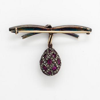 A 14K gold and silver brooch with rose-cut diamonds and rubies. 1930s-40s.