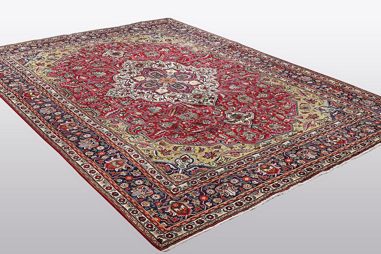A carpet, Tabriz, ca 343 x 254 cm.