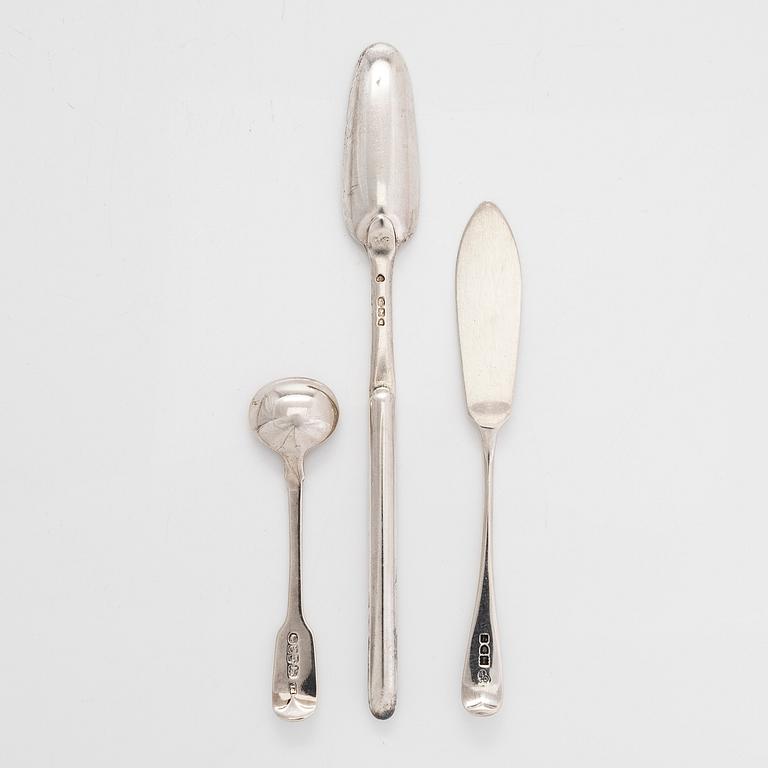 Saltkar, ströare, senapsburk och bestick, tot. 7 delar, sterlingsilver, England 1756 - 1911.