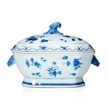 A blue and white tureen with cover, Qing dynasty, Qianlong (1736-1795).