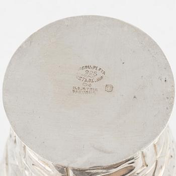 Karaff, silver, Peru, 1900-talets andra hälft.