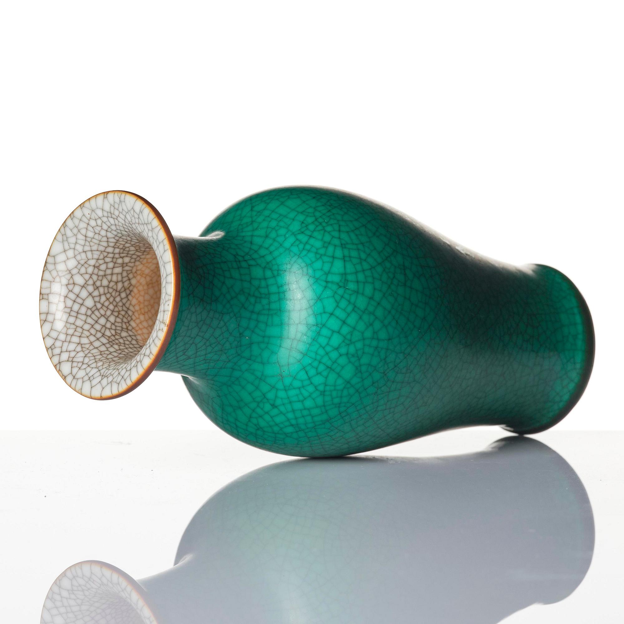 An apple green crackle-glazed vase, Qing dynasty, 18th century.