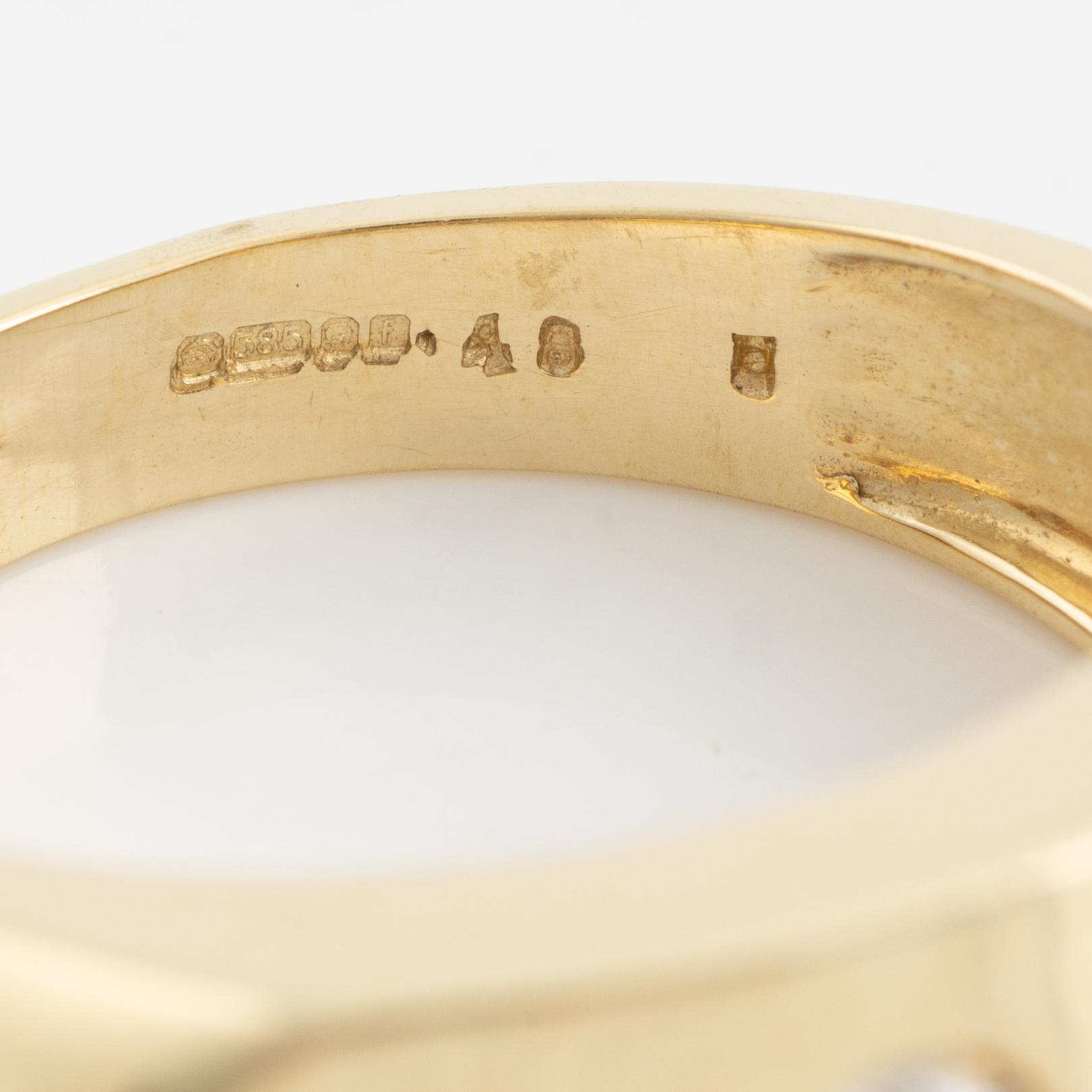 A 14K gold ring set with round brilliant-cut diamonds.