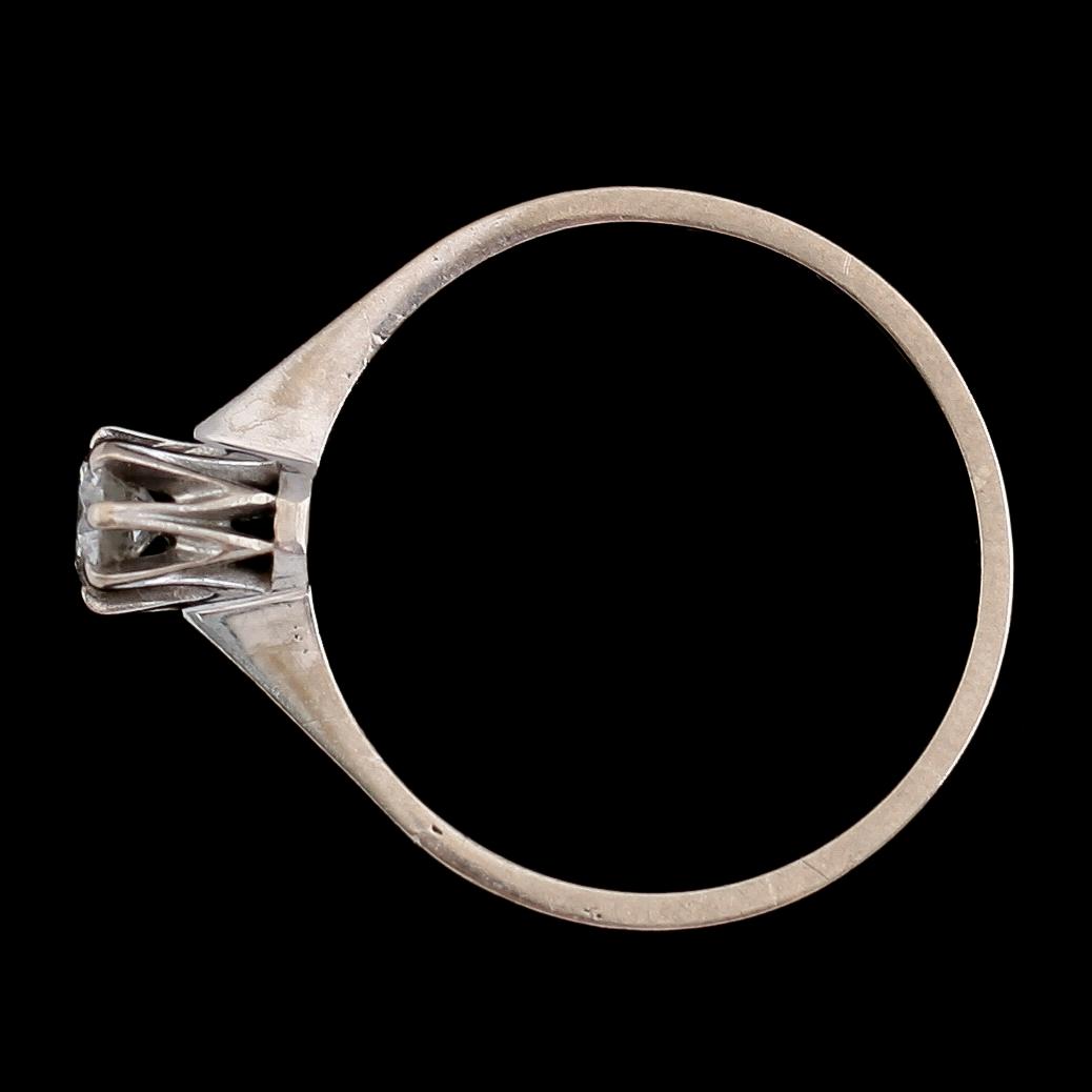 RING, 18 k vitguld, 1976, med briljantslipad diamant, 0.31 ct enligt gravyr. Ca H-I (W top C)/VS. Total vikt ca 3 gram.