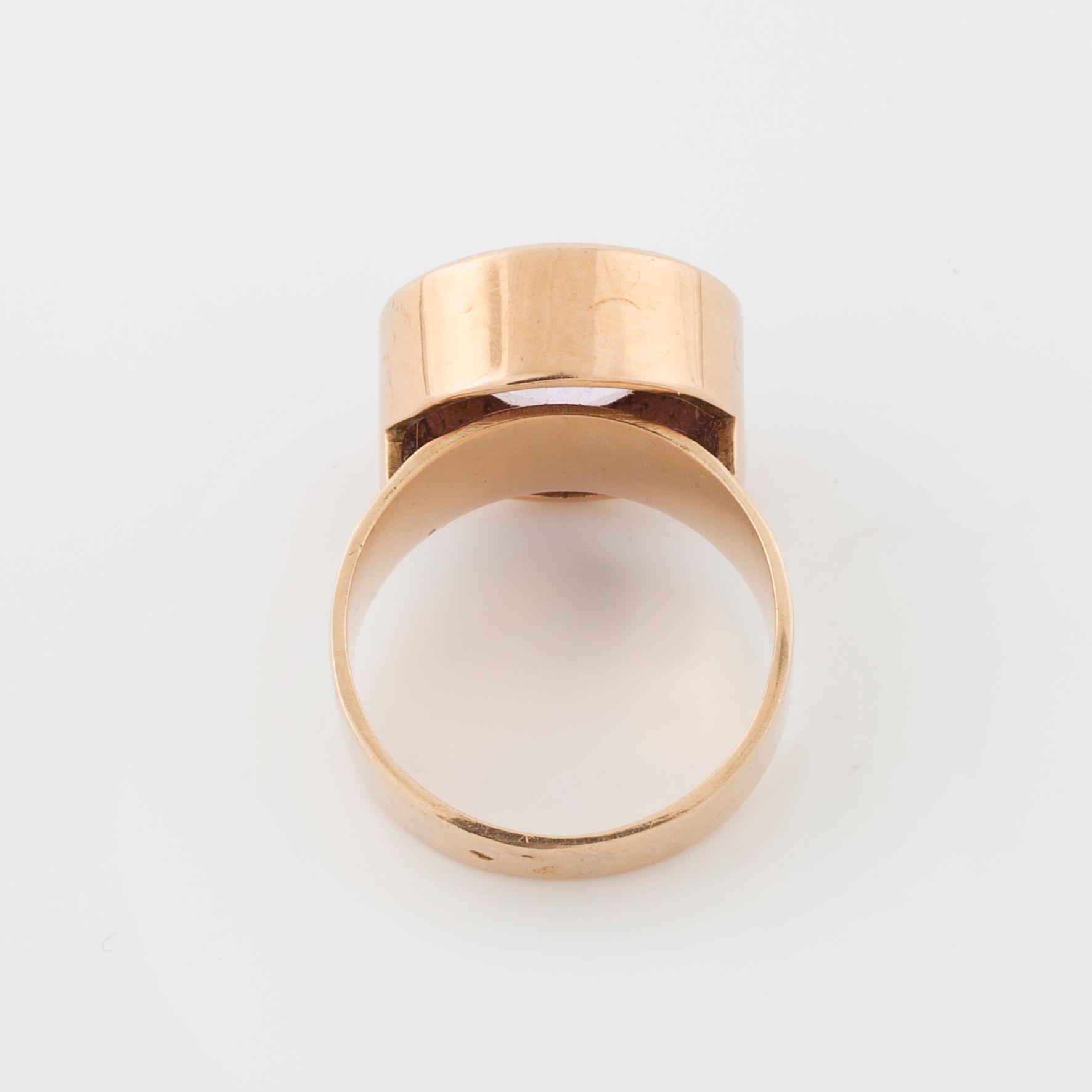 RING, med fasettslipad rosa sten.