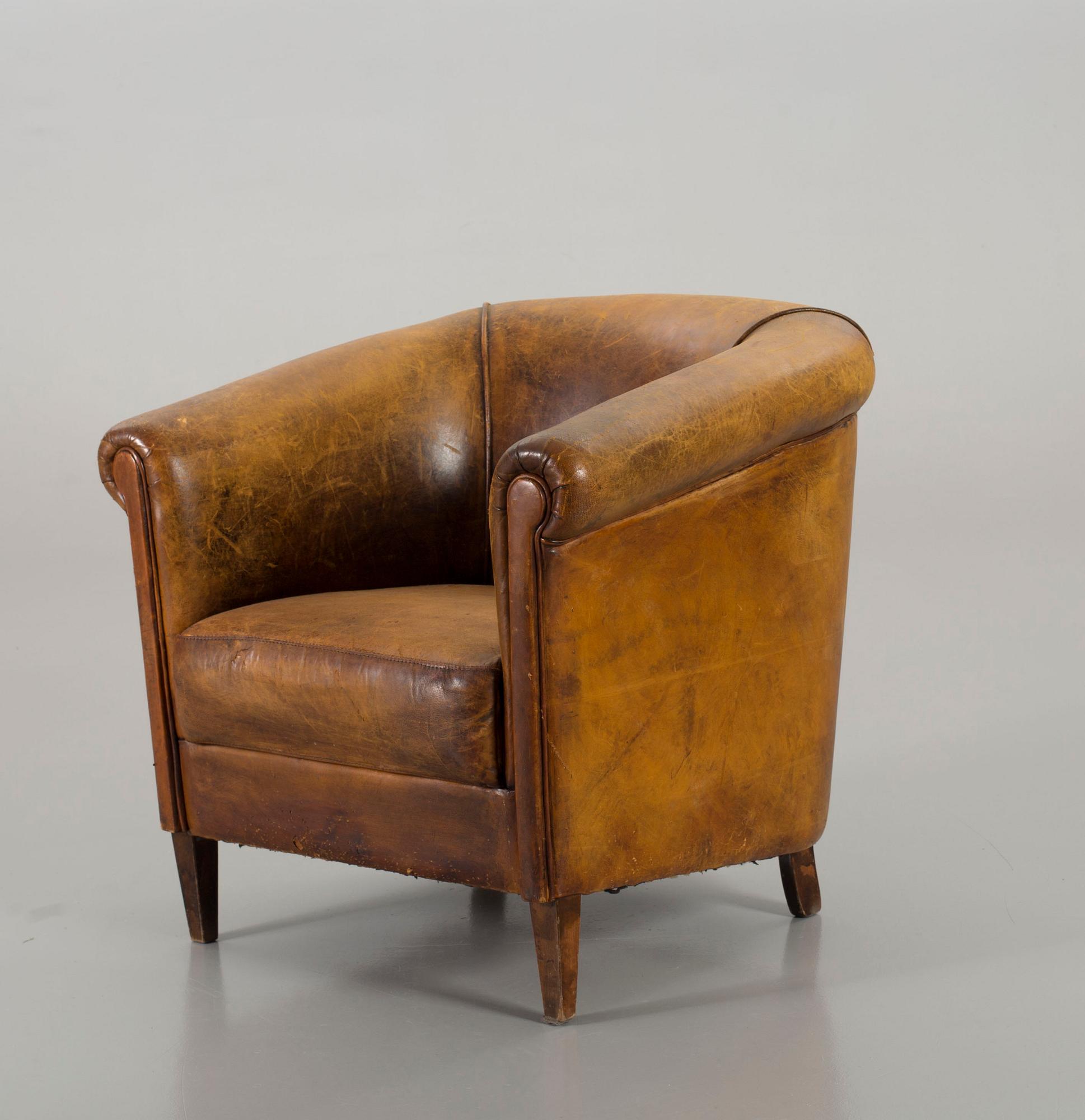 A LEATHER ARMCHAIR, end of 20th century.