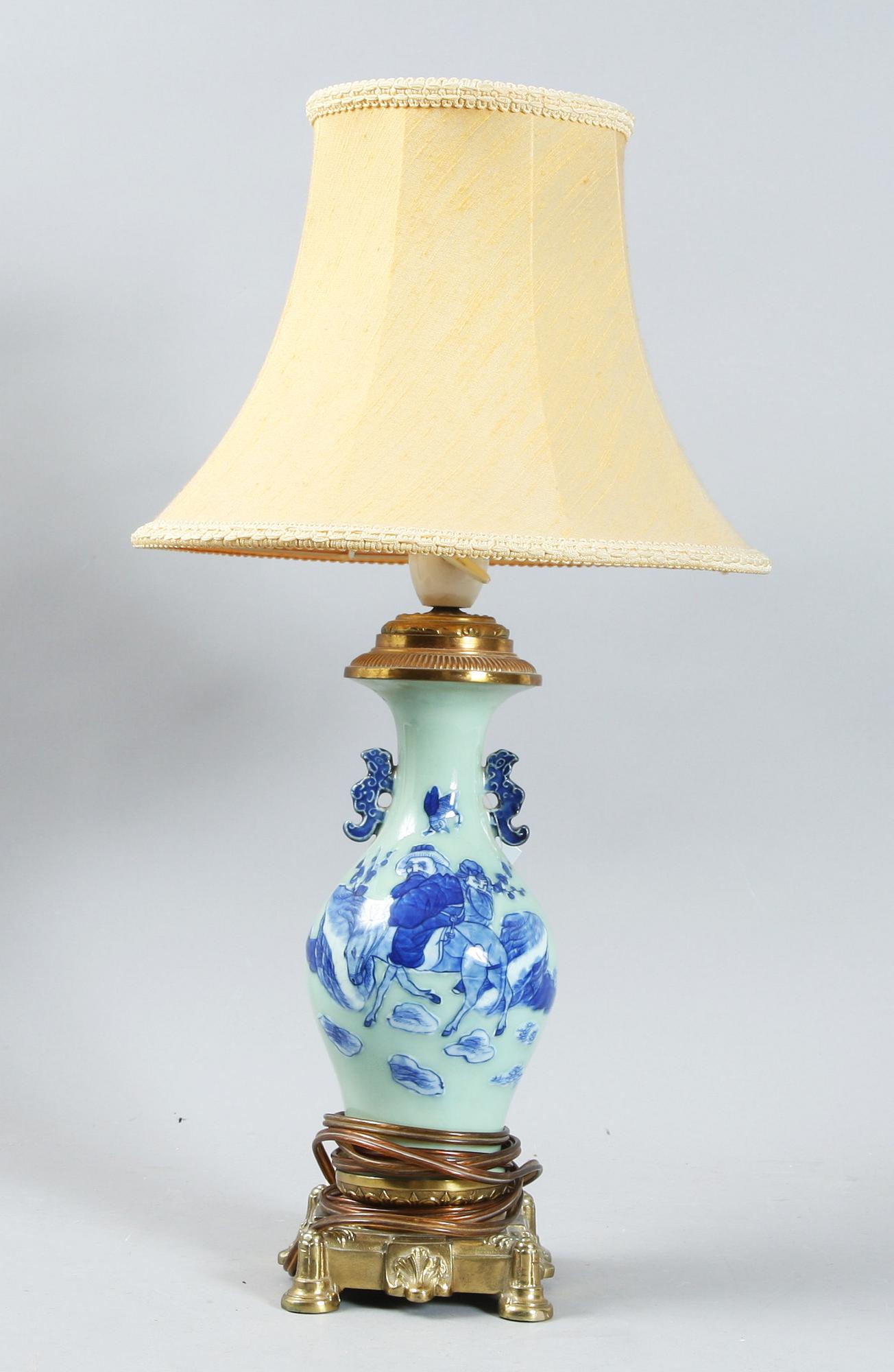 BORDSLAMPA, porslin och mässing, Kina, 1900-tal.