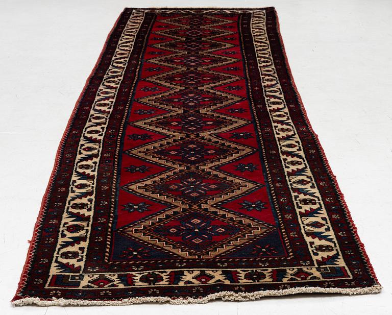 Gallerimatta, nordvästperisk, ca 395 x 98 cm.