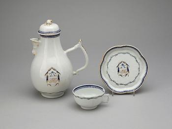 KAFFEKANNA, KOPP samt FAT, 3 delar, porslin, sen Qianlong, Kina sent 1700-tal.