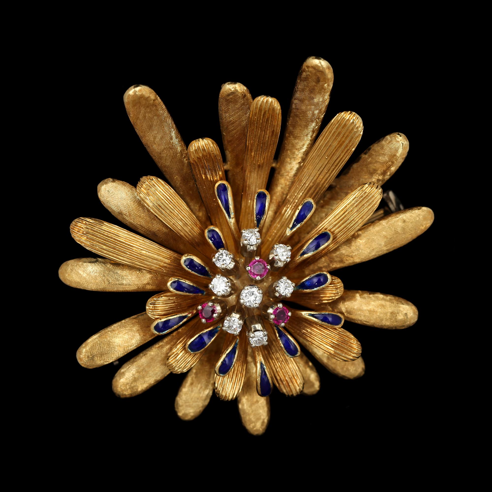 BROSCH, 18k guld med briljantslipade diamanter samt fasettslipade rubiner och blå emalj. Vikt 26 g.
