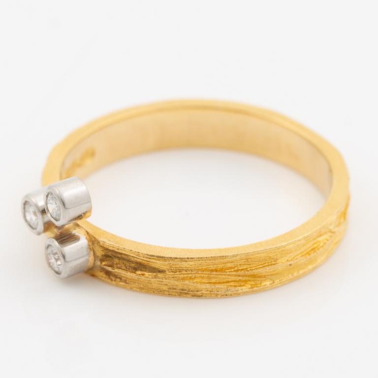 Björn Weckström, Ring, 18K guld med runda briljantslipade diamanter, Finland 1975. För Lapponia.