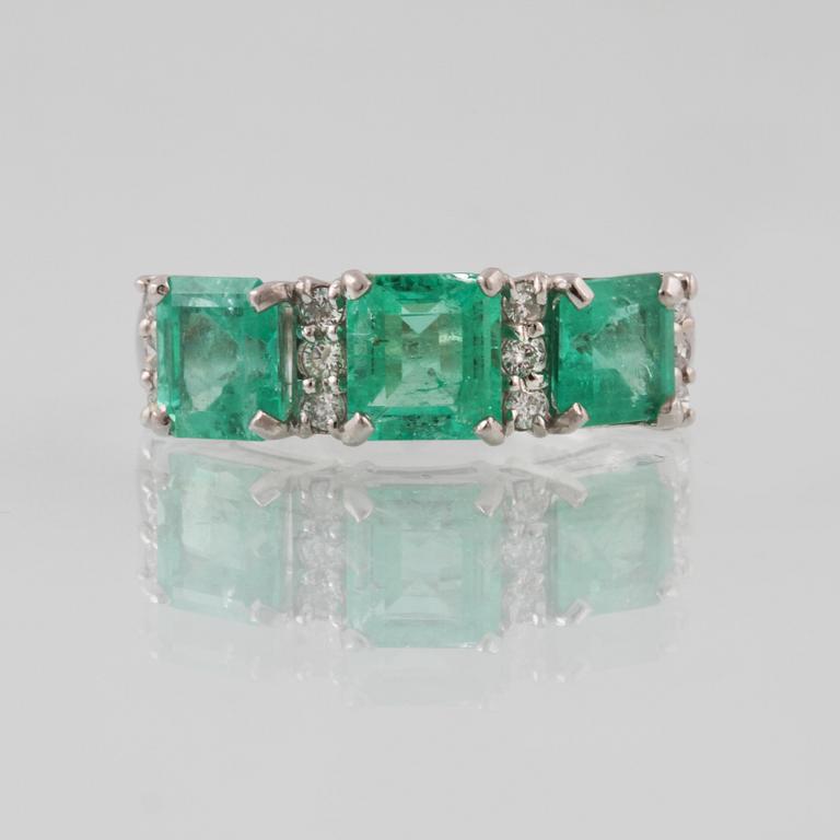 RING, platina med 3 smaragder 3.00 ct samt 12 briljantslipade diamanter 0.25 ct. Vikt 6,5 gram.