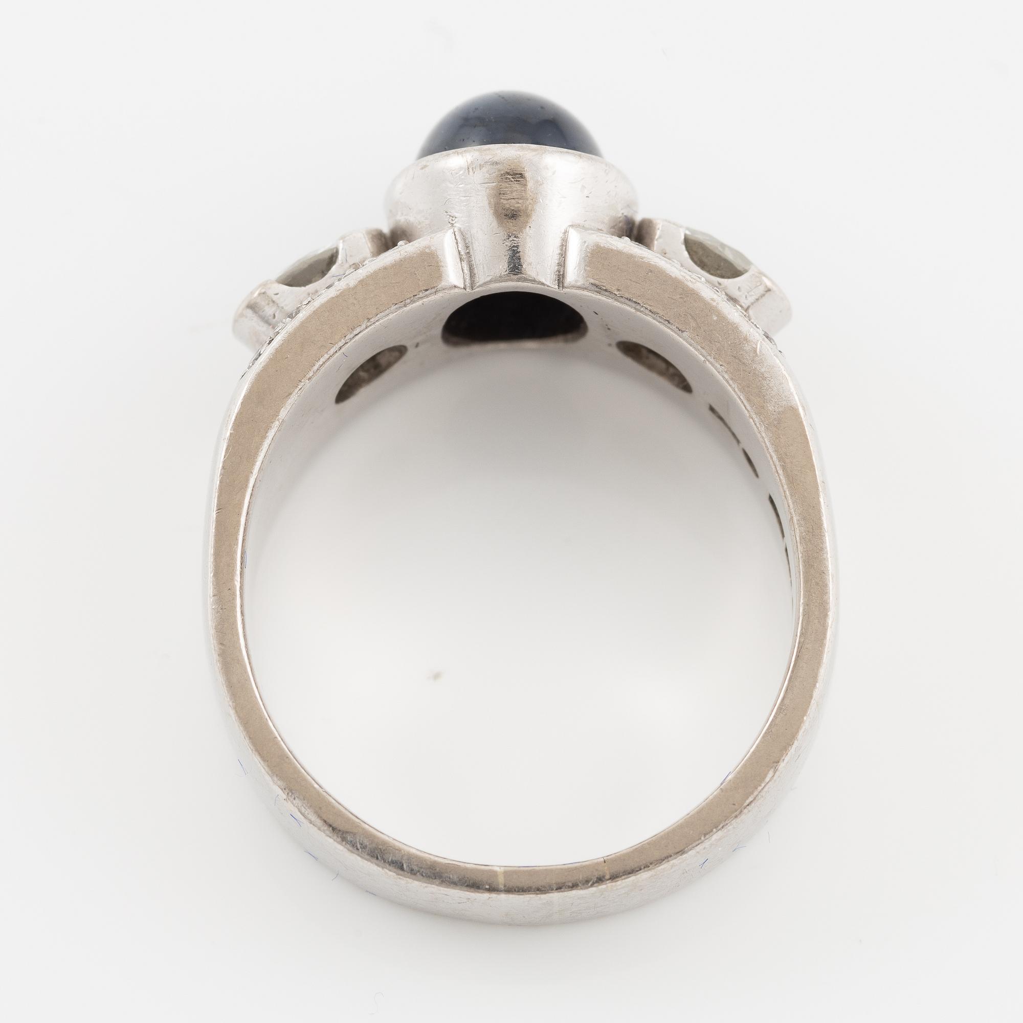 Ring in 18K white gold set with a cabochon-cut sapphire and brilliant-cut diamonds, Kenneth Magnell.