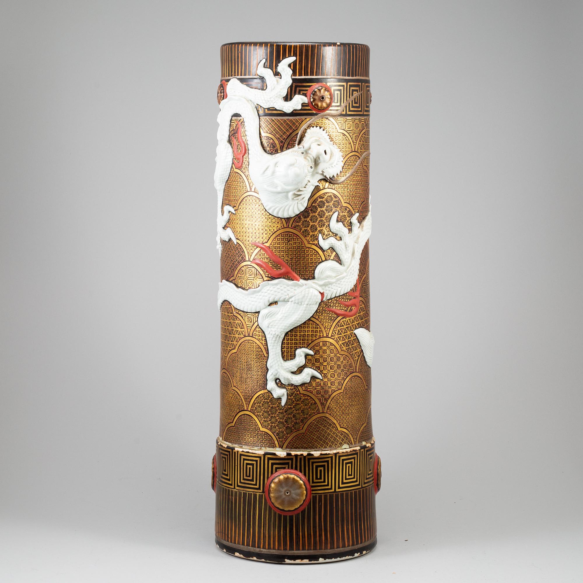 PRAKTURNA på TRÄFOT, lergods på porslin, Japan, Meiji (1868-1912).