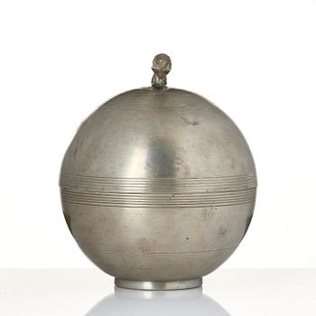 Sylvia Stave, a pewter bonbonnière model no 5347, C.G. Hallberg, Stockholm, 1933.
