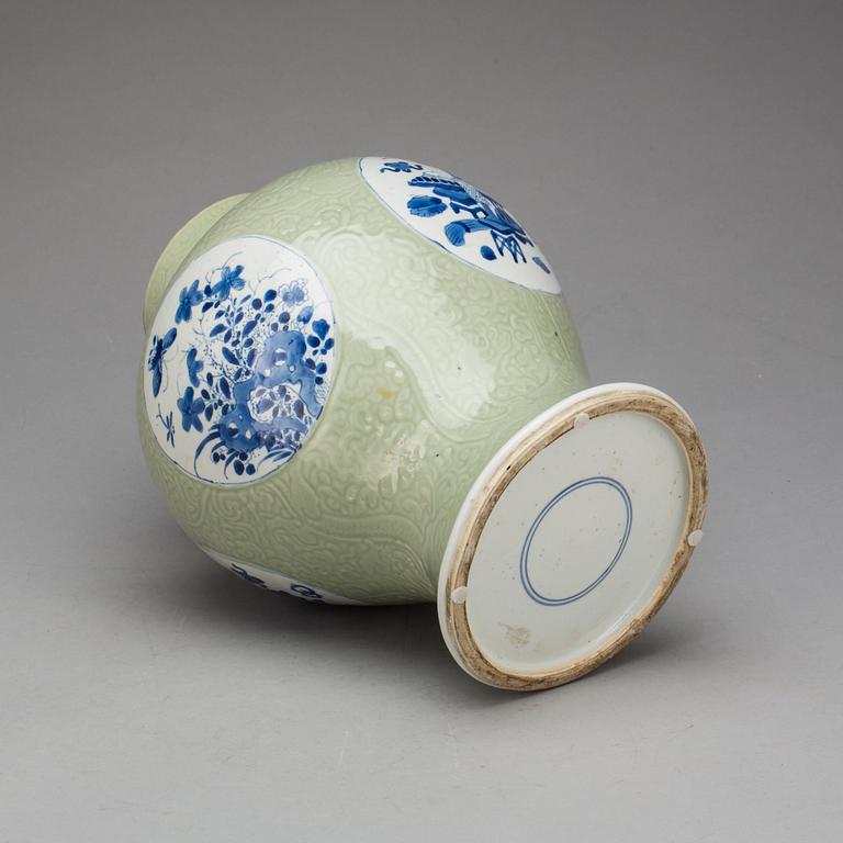 URNA, porslin, Kina, Qianlong (1736-95).